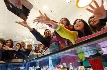 女人骚屄视频中国人依然爱赴日旅游 消费已由爆买转向网购